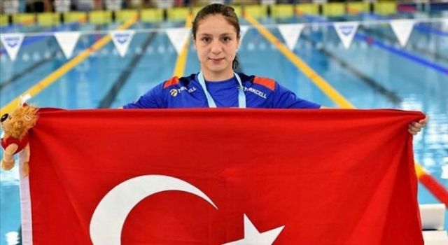 Milli yüzücüsü Merve Tuncel dünya gençler rekorunu kırdı