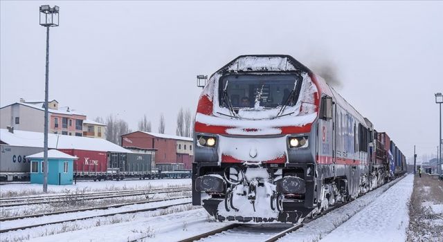 Türkiye'den Çin'e gidecek ikinci blok ihracat treni Kars'tan Gürcistan'a uğurlandı