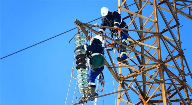 'Enerji timleri' kesintisiz enerji için zorlu şartlarda mücadele ediyor