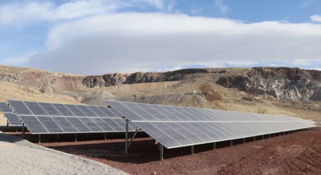 Niğde'de Bor Belediyesince kurulan güneş enerjisi santrali elektrik üretimine başladı