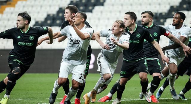 Beşiktaş 10 kişiyle zirveye tutundu