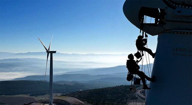 Rüzgarın cambazları ekmeklerini metrelerce yüksekte kazanıyor