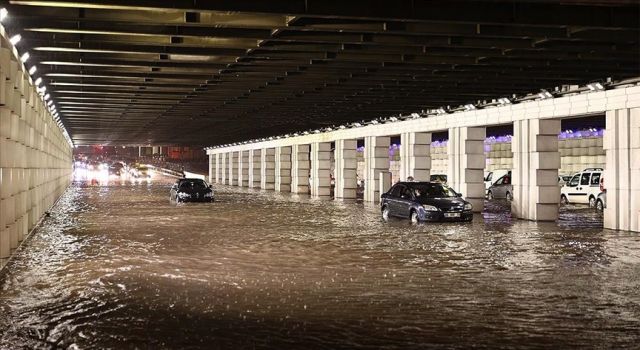 İzmir sel felaketiyle karşı karşıya