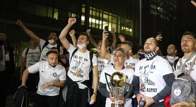 Süper Lig'e yükselen Altay'ı İzmir'de taraftarlar karşıladı