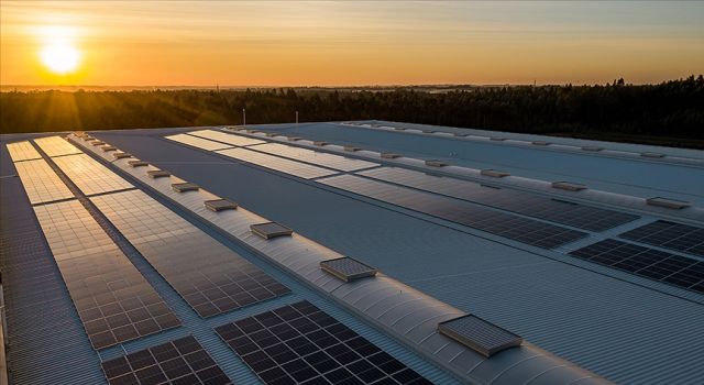 Elektrikte sanayi ve ticarethane aboneleri yatırım maliyeti olmadan çatılarına güneş santrali kurabilecek