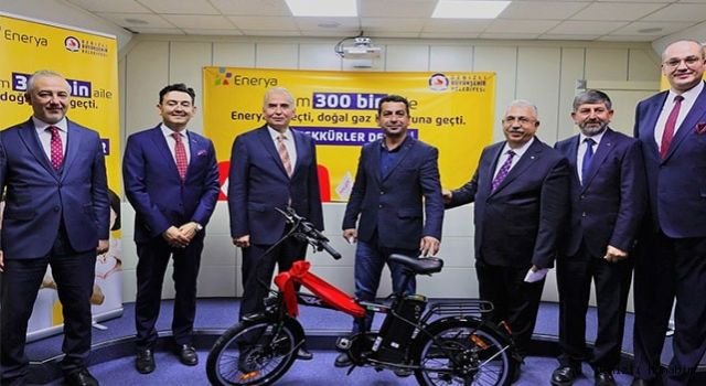 Enerya Enerji, Denizli'de 300 bininci abonesine elektrikli bisiklet hediye etti