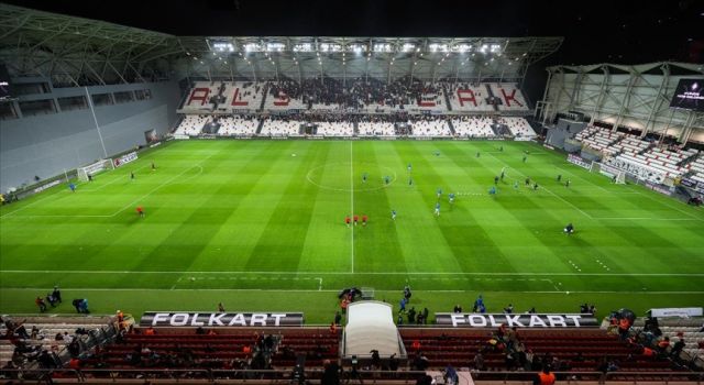 Alsancak Mustafa Denizli Stadı futbolseverlerle tekrar buluştu