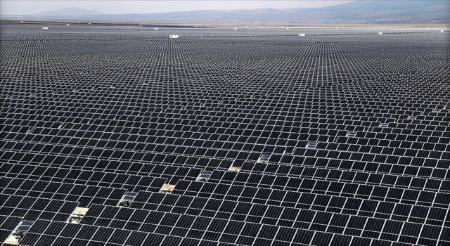 Türkiye'nin en büyük güneş enerjisi santrali için 812 milyon dolarlık finansman anlaşması imzalandı