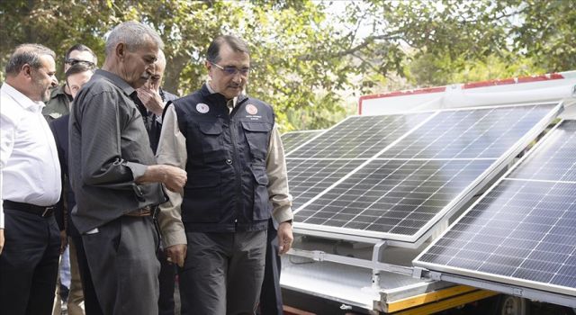 Bakan Dönmez, çiftçiye temiz kaynaktan elektrik sağlayacak MOBİTEM'i inceledi