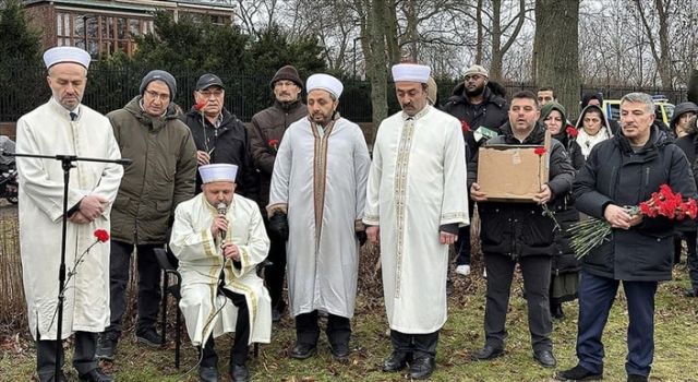 İsveç'te provokasyonun olduğu yerde Kur'an-ı Kerim okundu