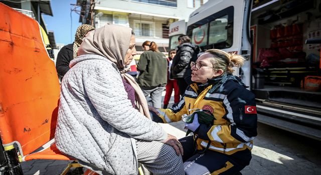 100 ambulansla gezerek sağlık hizmeti veriyorlar