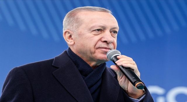 Kıblesi Kabe olmayanın seccadesi nereye bakar bilemem