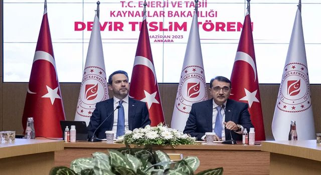 Enerji Bakanı Alparslan Bayraktar bayrağı alkışlarla devraldı