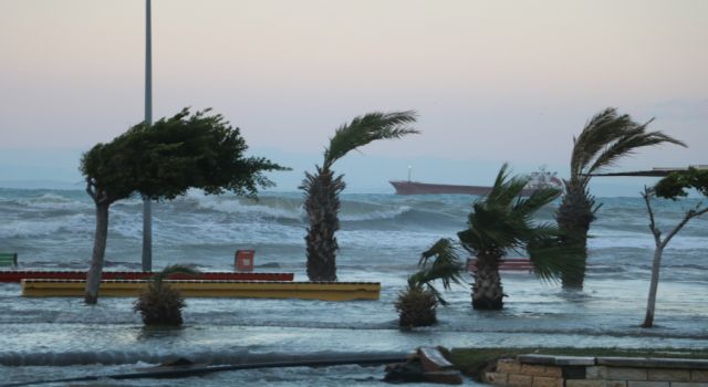 İskenderun Körfezi'nde denizle kara birleşti