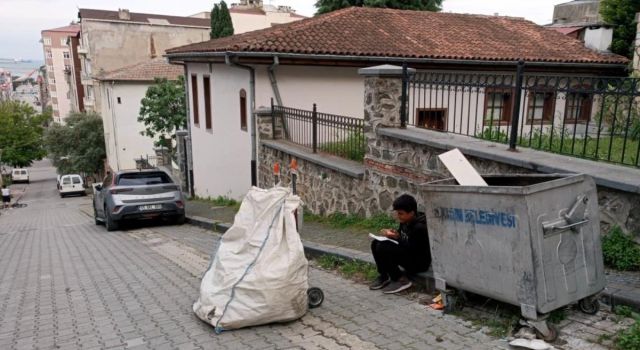 Çekçeğini bırakıp yol kenarında ders çalıştı