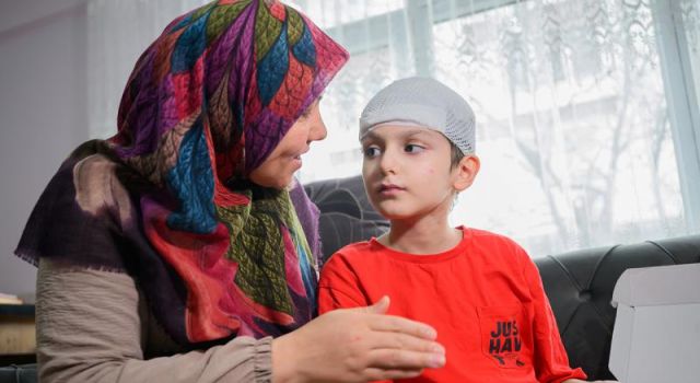 Başıboş köpeklerin saldırısına uğrayan minik Tunahan'a deri nakli
