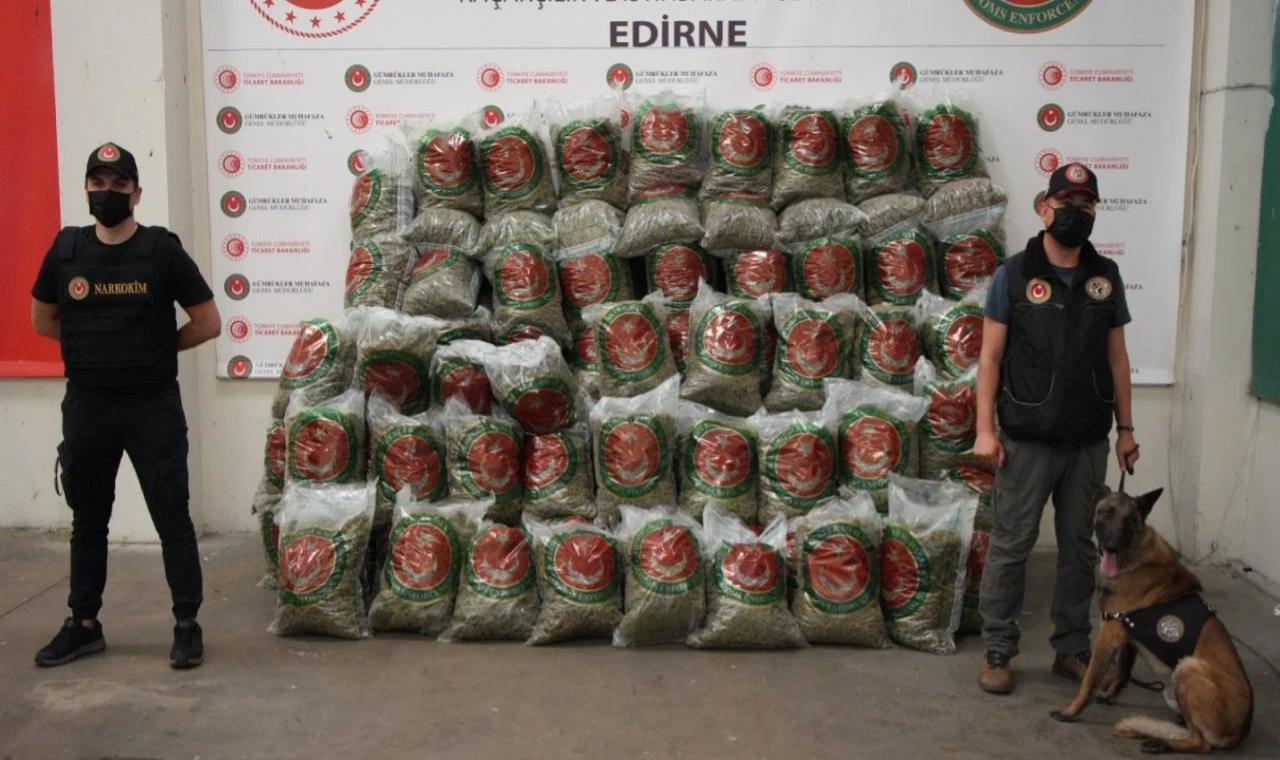 418 milyon TL’lik uyuşturucu ile kaçak eşya ele geçirdi