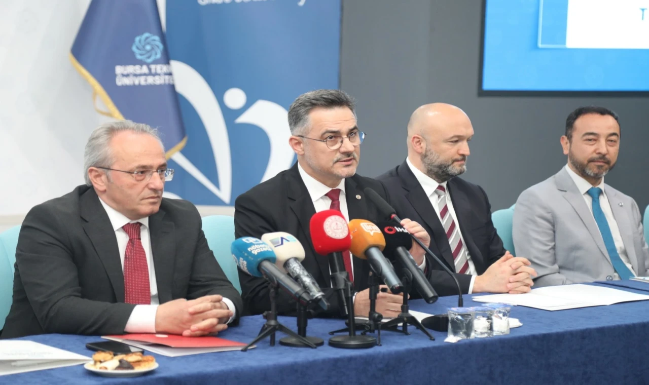 Akademisyenler okullarda, öğrenciler üniversitede