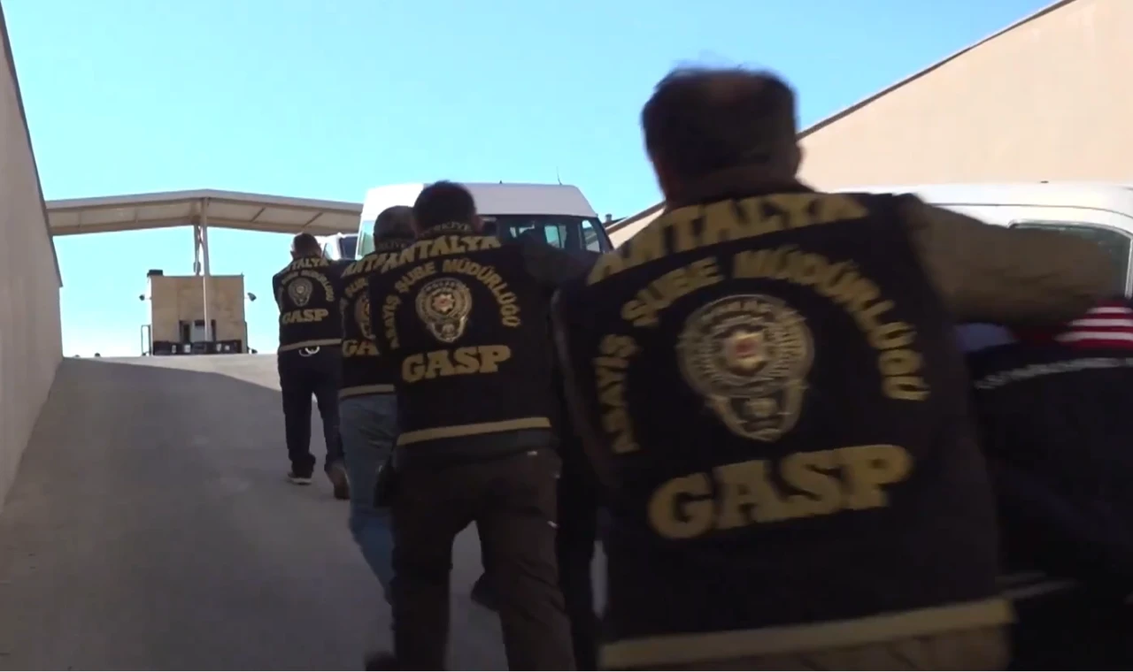 Antalya’da milyon dolarlık kripto para gaspı çetesi çökertildi