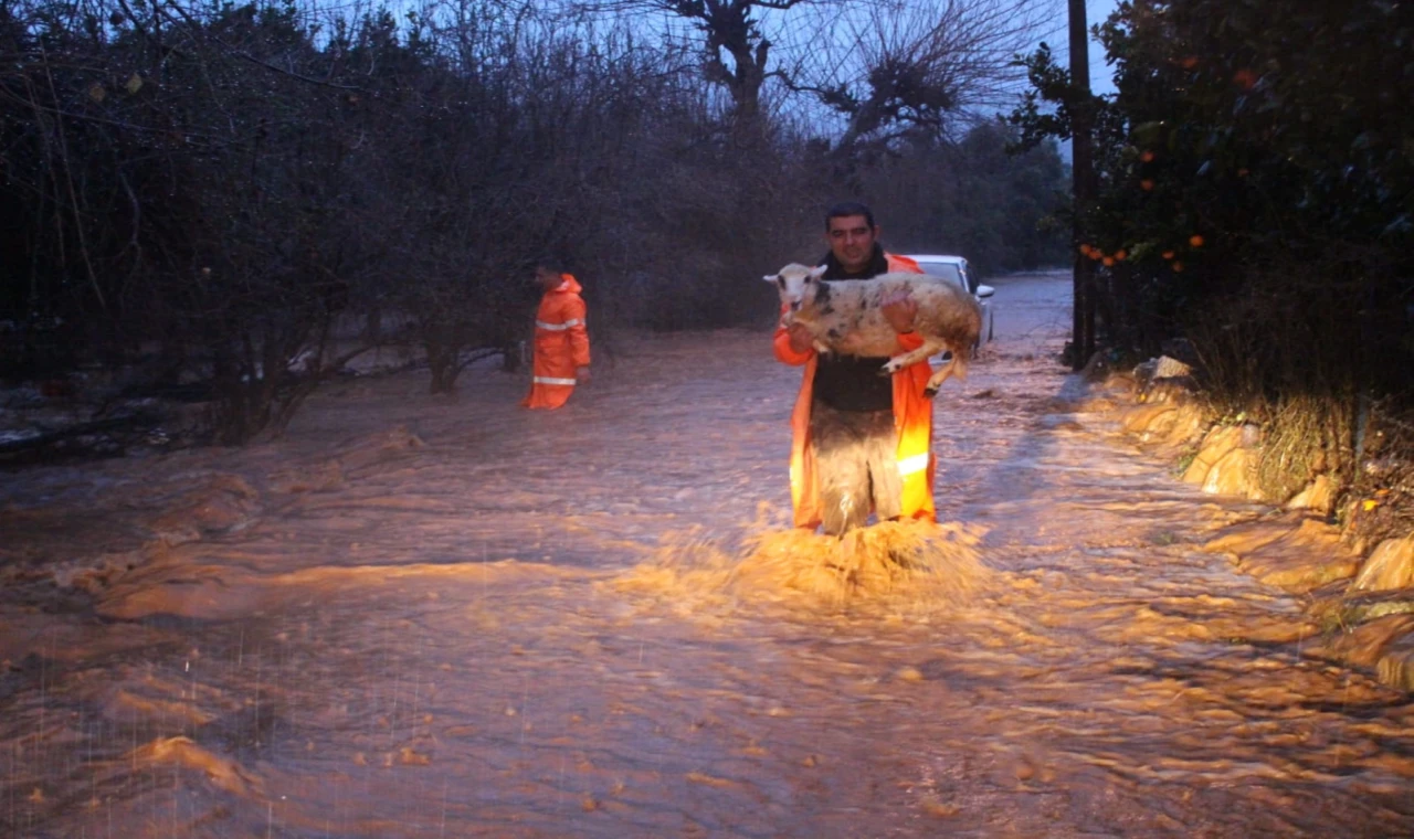 Ekipler yağmur ve fırtınaya karşı seferber oldu