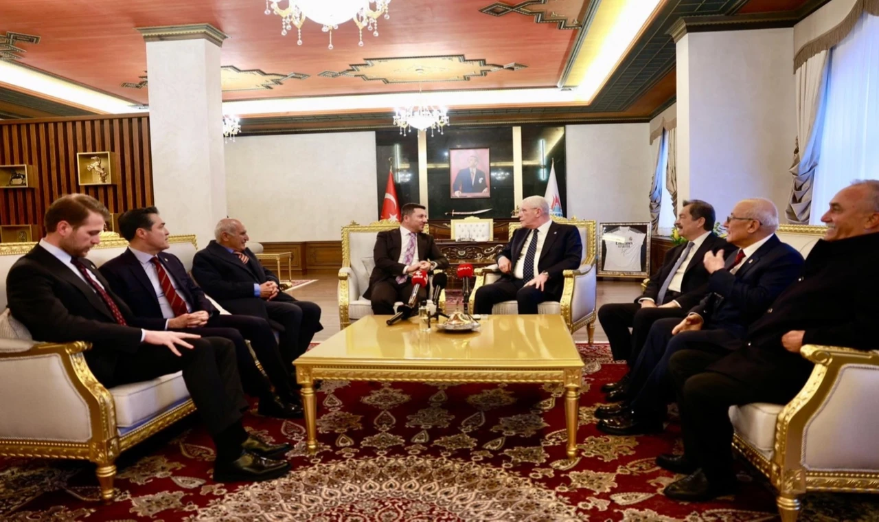 Müsavat Dervişoğlu orucunu Nevşehirlilerle açtı