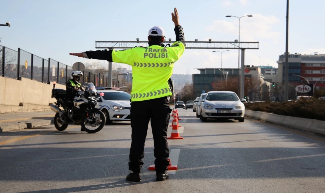 Trafikte yeni dönem başladı! Cezalar katlandı, ehliyete el koyma ve iptal şartları ağırlaştı