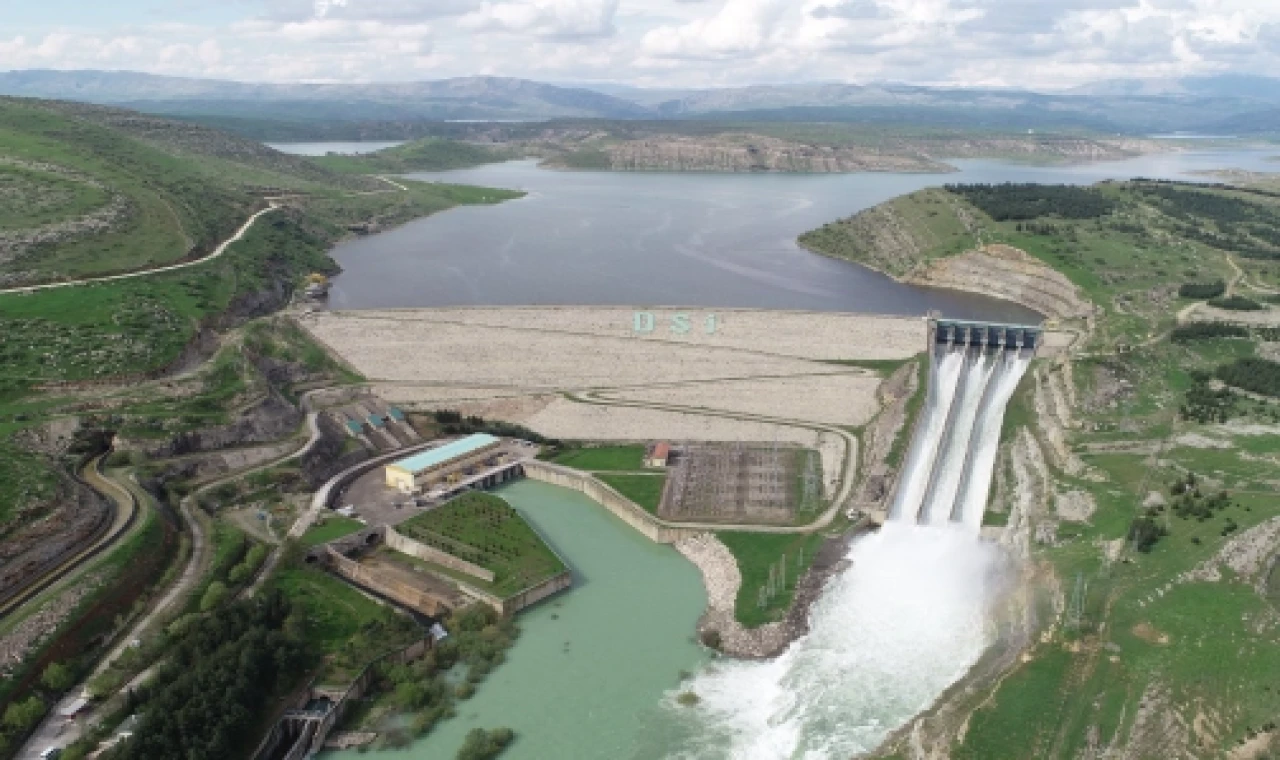 Batman Barajı’nda kontrollü su tahliyesi başladı