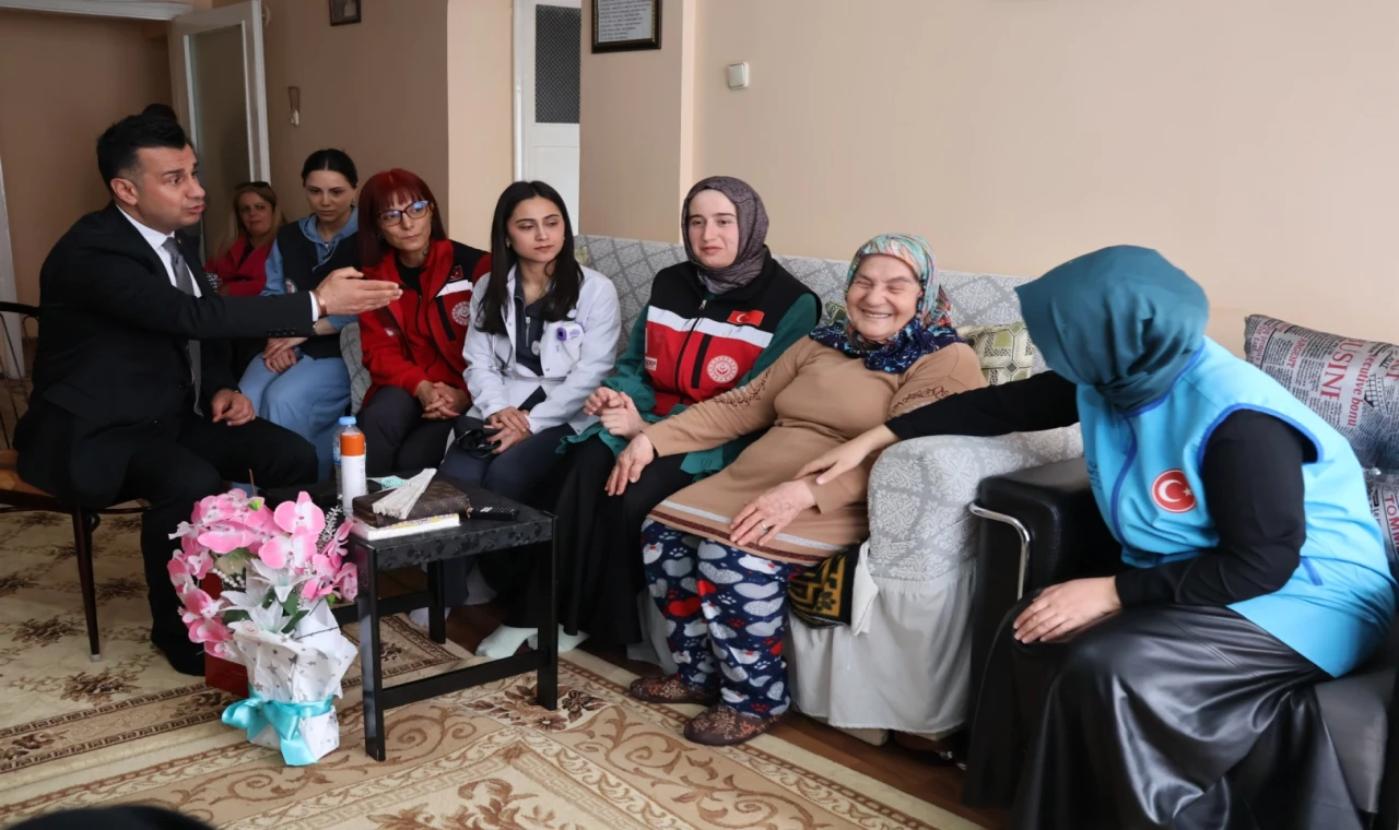 Erzurum’da bayram öncesi çınarların kapısı vefayla çalındı