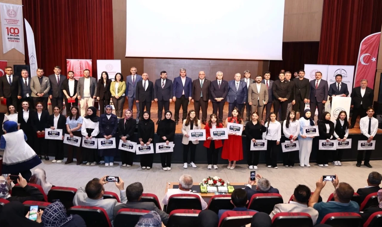 Şahbaz Derneği’nden Filistin temalı konuşma yapan öğrenciye umre hediyesi