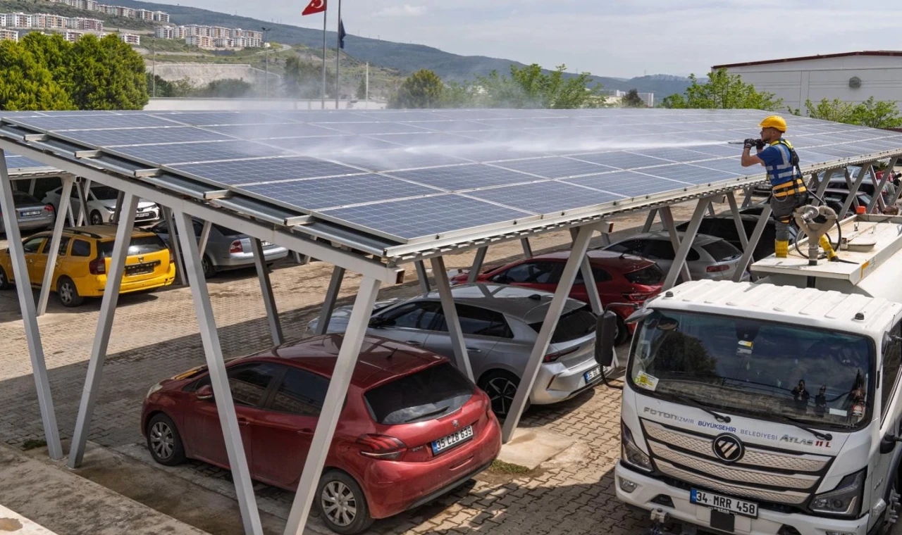 Yağmur suyu ile GES’ler temizleniyor