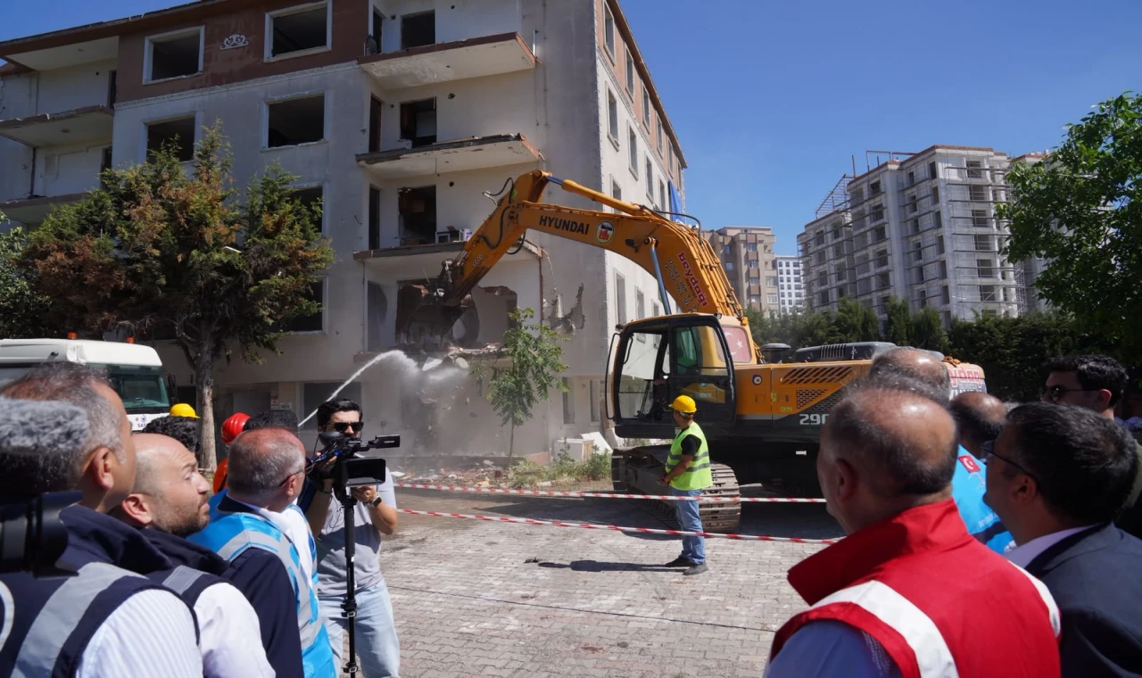 İstanbul Beylikdüzü’nde riskli site yıkıldı! İBB’den ’dönüşüm’ mesajı