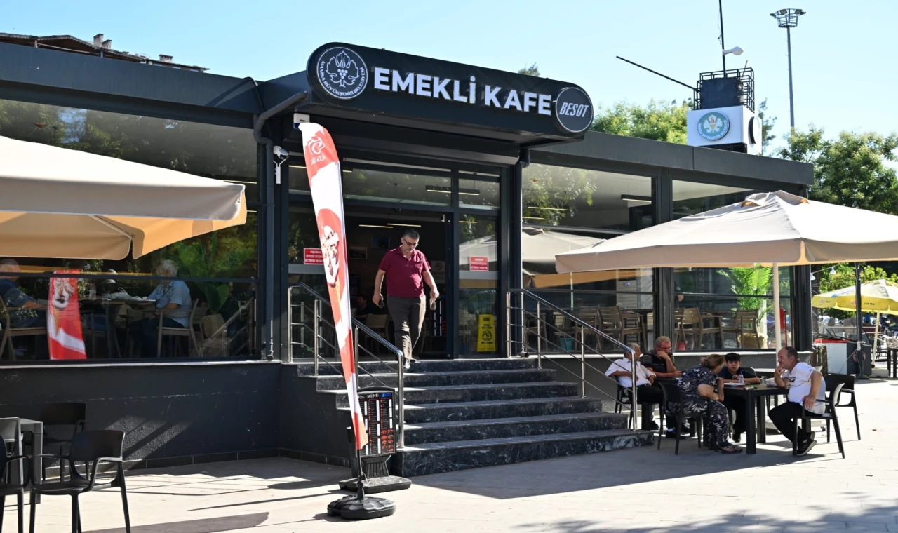 Manisa’da Emekli Kafe kısa sürede gözde mekan oldu