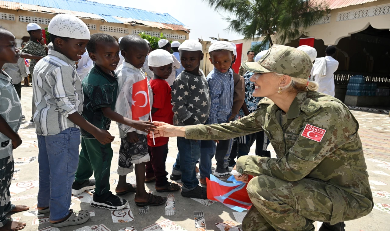 TSK’dan Somali’deki yetim çocuklara gıda ve giyecek desteği