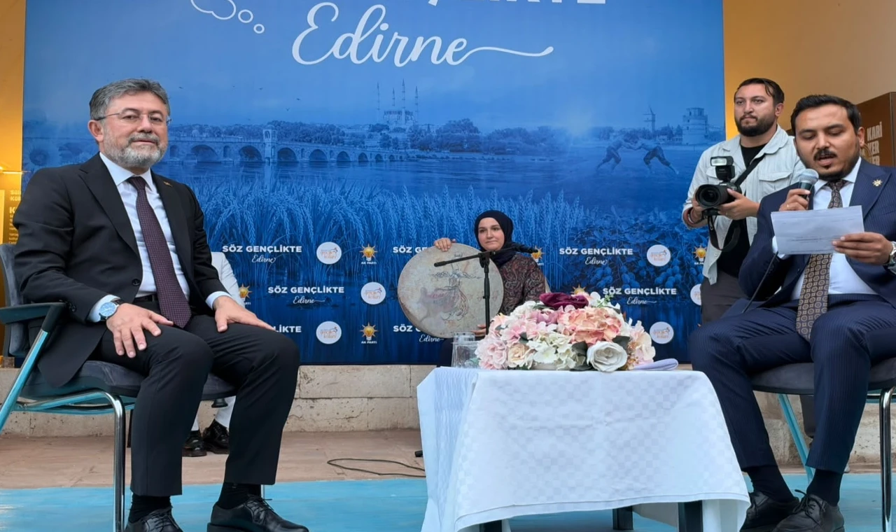 Bakan Yumaklı gençlerle bir araya geldi