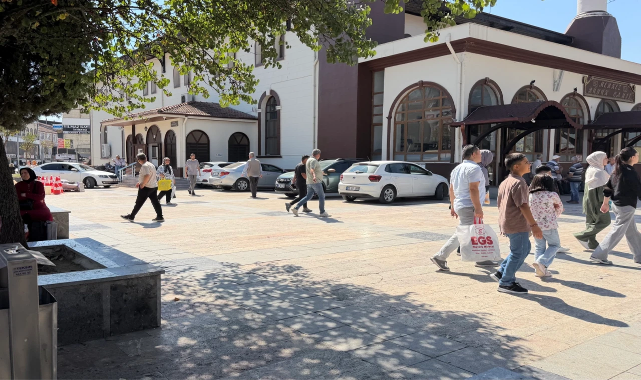 Düzce’de burası cami avlusu mu, otopark mı?
