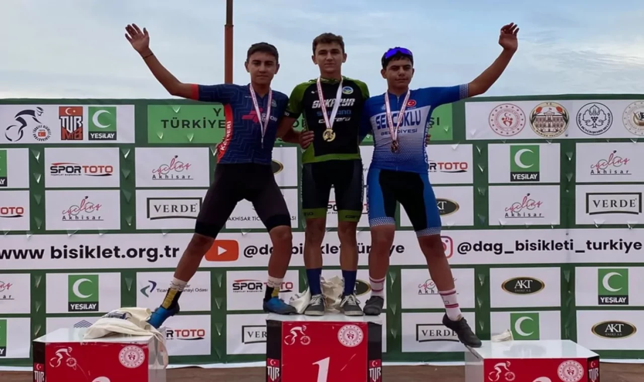 Pedal çevirerek Türkiye Şampiyonası’nda madalyaları topladılar