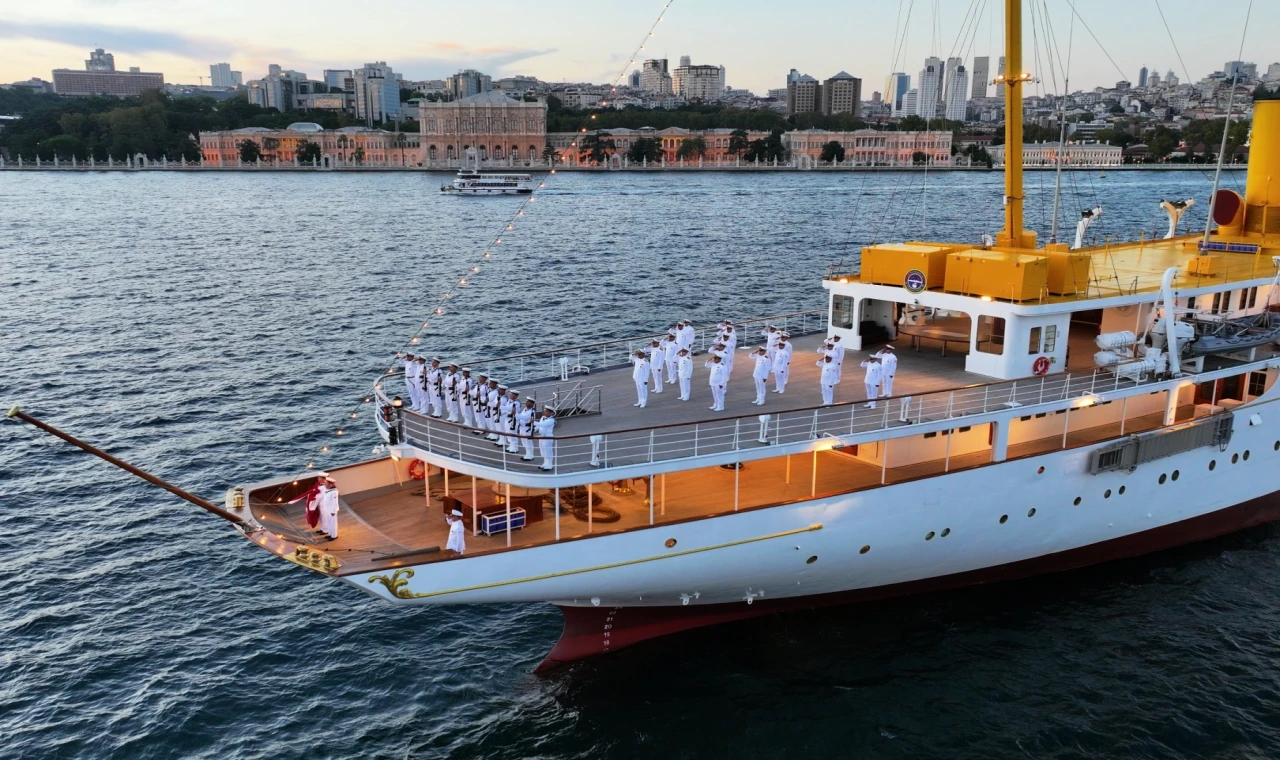 TCG Savarona Dolmabahçe açıklarında demirledi