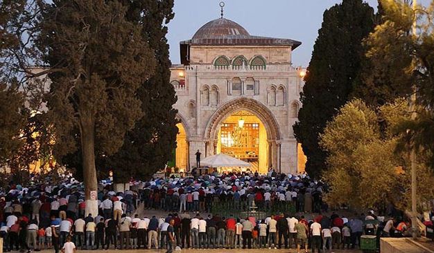 Binlerce Kişi Akşam ve Yatsı Namazını Mescid-i Aksa'da Kıldı