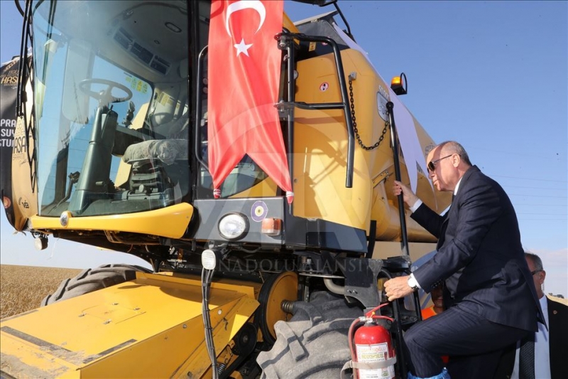 Erdoğan, yerli 'elektrikli traktör' deneme sürüşünü gerçekleştirdi