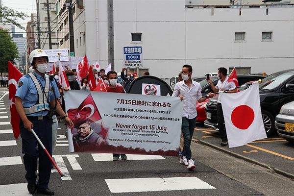 O ülkede Türk bayraklarıyla sokağa indiler