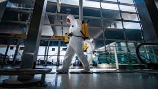 Dünya daha hızlı yayılan Kovid-19 türü nedeniyle İngiltere ile sınırları kapatmaya başladı