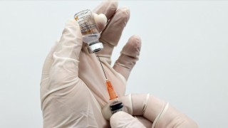 85 yaş üzerindekiler ile eczane çalışanları Kovid-19'a karşı aşılanmaya başlandı