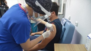 Aşılamanın ilk gününde 285 bin sağlık çalışanına CoronaVac aşısı yapıldı