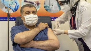 İlk CoronaVac aşısı Sağlık Bakanı Koca'ya yapıldı