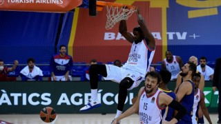 Anadolu Efes Barcelona'yı devirdi