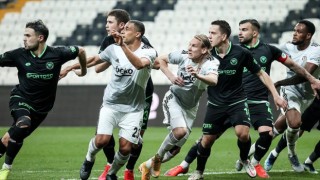 Beşiktaş 10 kişiyle zirveye tutundu