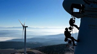 Rüzgarın cambazları ekmeklerini metrelerce yüksekte kazanıyor