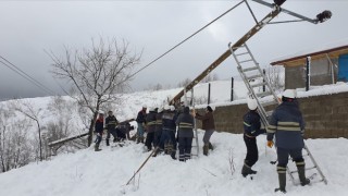 Soğuk hava ve karlı arazide ekipler yerleşim yerlerini aydınlatabilmek için çalışıyor