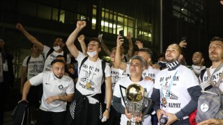 Süper Lig'e yükselen Altay'ı İzmir'de taraftarlar karşıladı