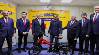 Enerya Enerji, Denizli'de 300 bininci abonesine elektrikli bisiklet hediye etti